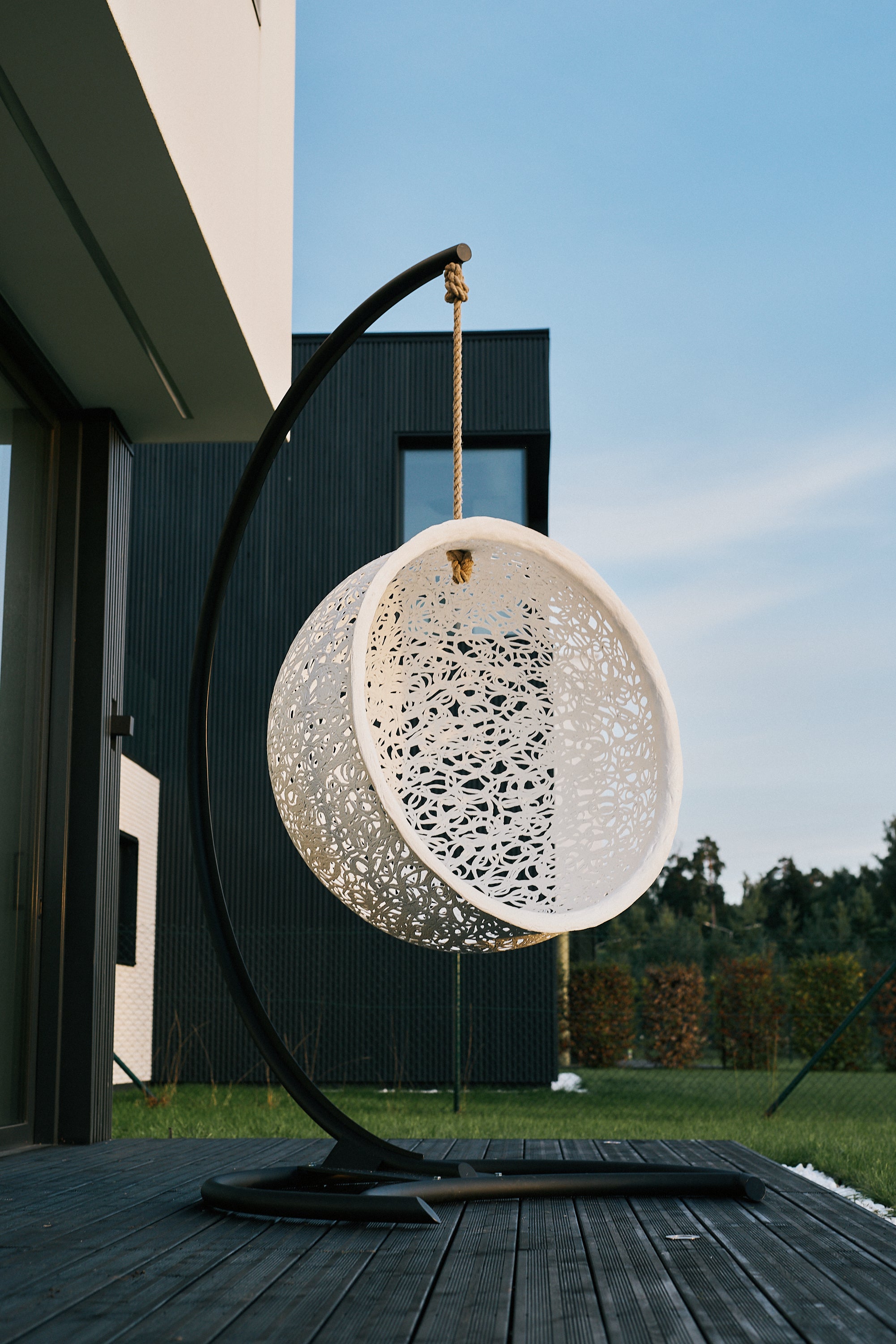 Hanging Lounger Lava Moon White on a stand